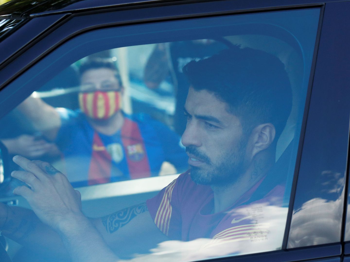 Suárez, increpado a la llegada de un entrenamiento. (Reuters)
