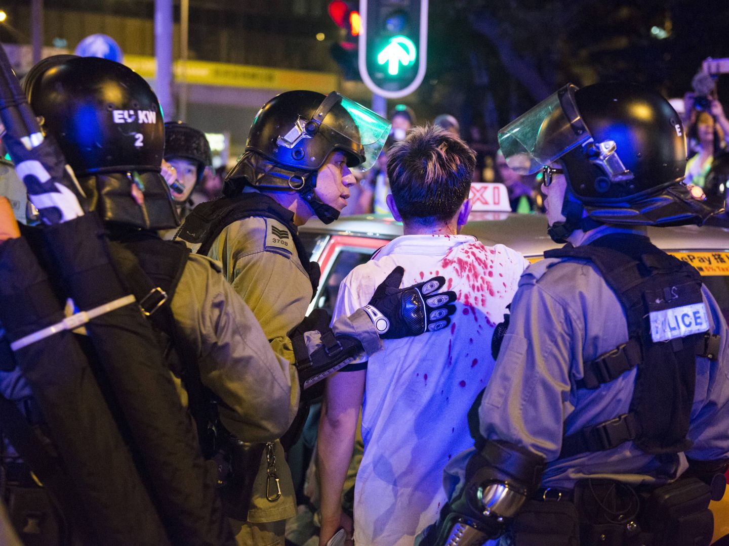 Un policía interesándose por el estado salud de un manifestante. (Z. Aldama)