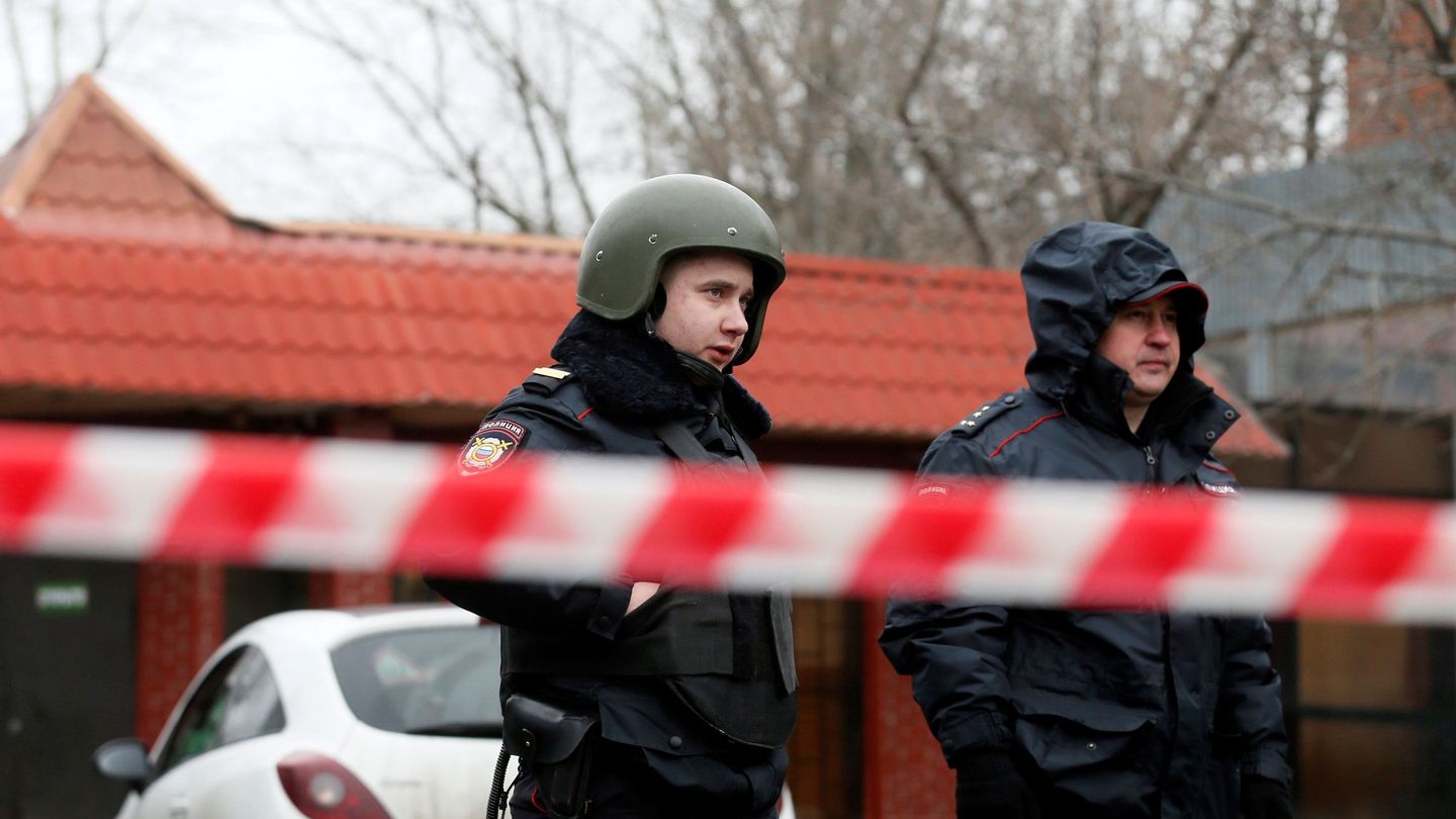 Policías hacen guardia en las inmediaciones de la fábrica de dulces de Menshevik, escenario de un tiroteo, en Moscú. (EFE)