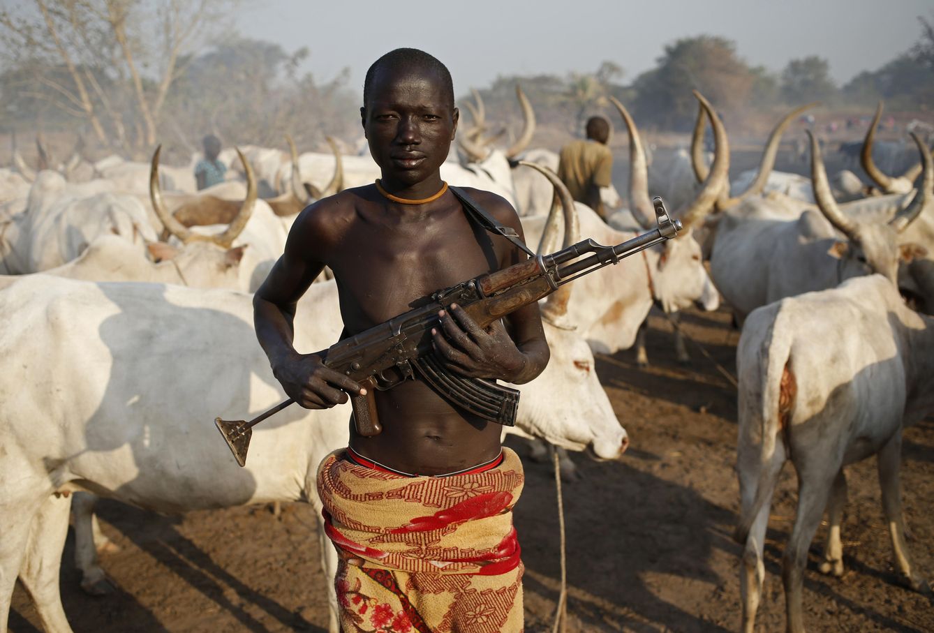 Foto: Un hombre de la etnia Dinka sostiene su AK47 frente a su ganado en Rumbek (Reuters).   