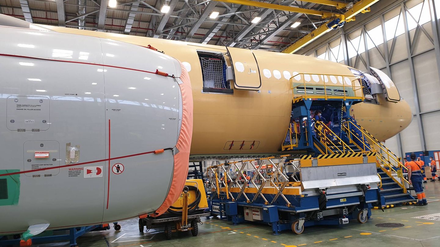 A330-200, durante la fase inicial de desmontaje en la factoría de Getafe. (Juanjo Fernández)