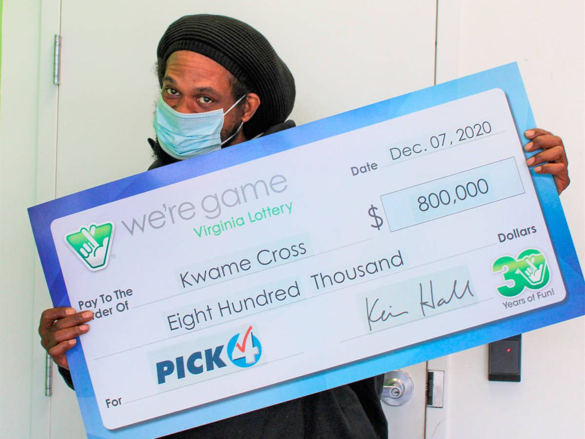 Foto: Kwame Cross, con su cheque gigante de ganador de la lotería (Virginia Lottery)