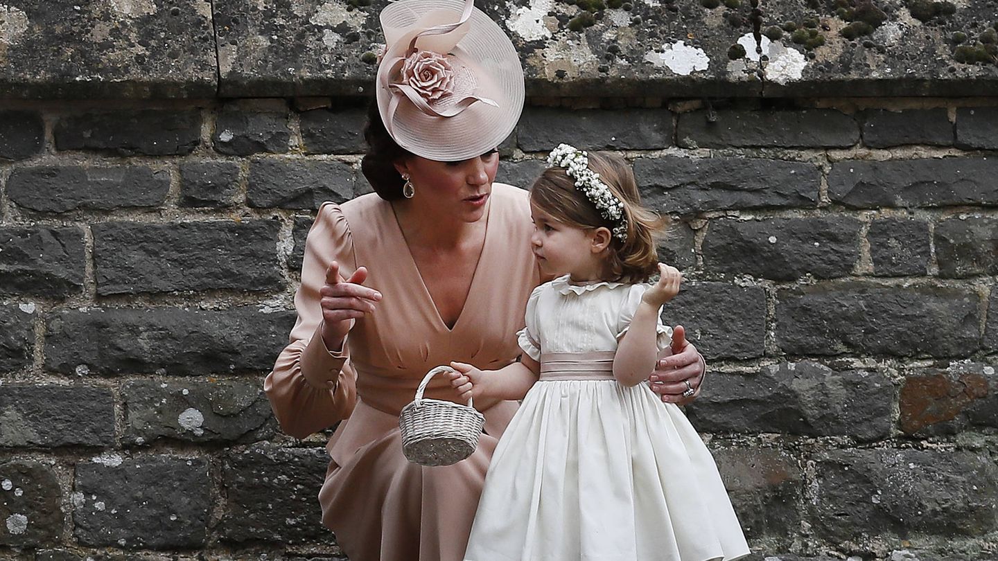 Kate Middleton, hablando con su hija en la boda de Pippa. (Getty)
