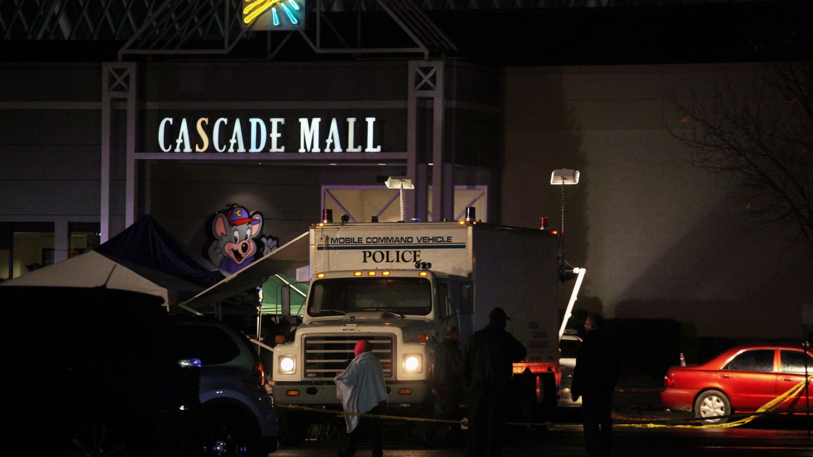 Foto: Los servicios de emergencia en el centro comercial de Burlington. (Reuters)