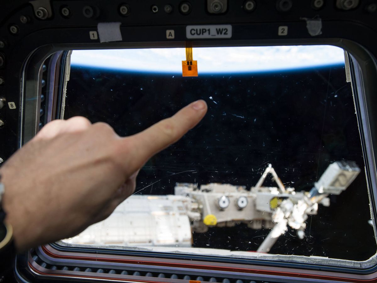 Foto: Cualquier partícula puede dañar a la ISS a una velocidad orbital, pero la 'metralla' creada por la imprudencia rusa puede destruir la ISS. (NASA)