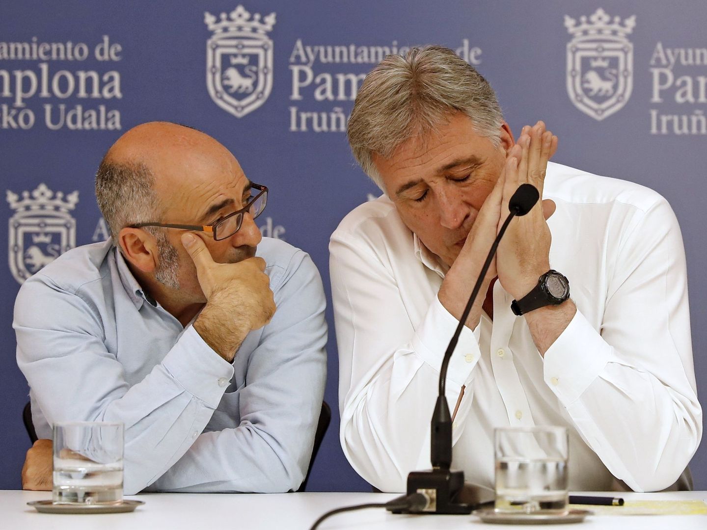 El alcalde de Pamplona, Joseba Asiron (dcha), con el concejal de Bildu.