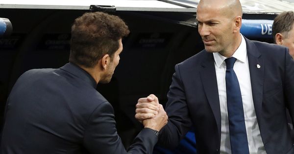 Foto: Zidane y Simeone aprietan sus manos antes de un derbi. (EFE).