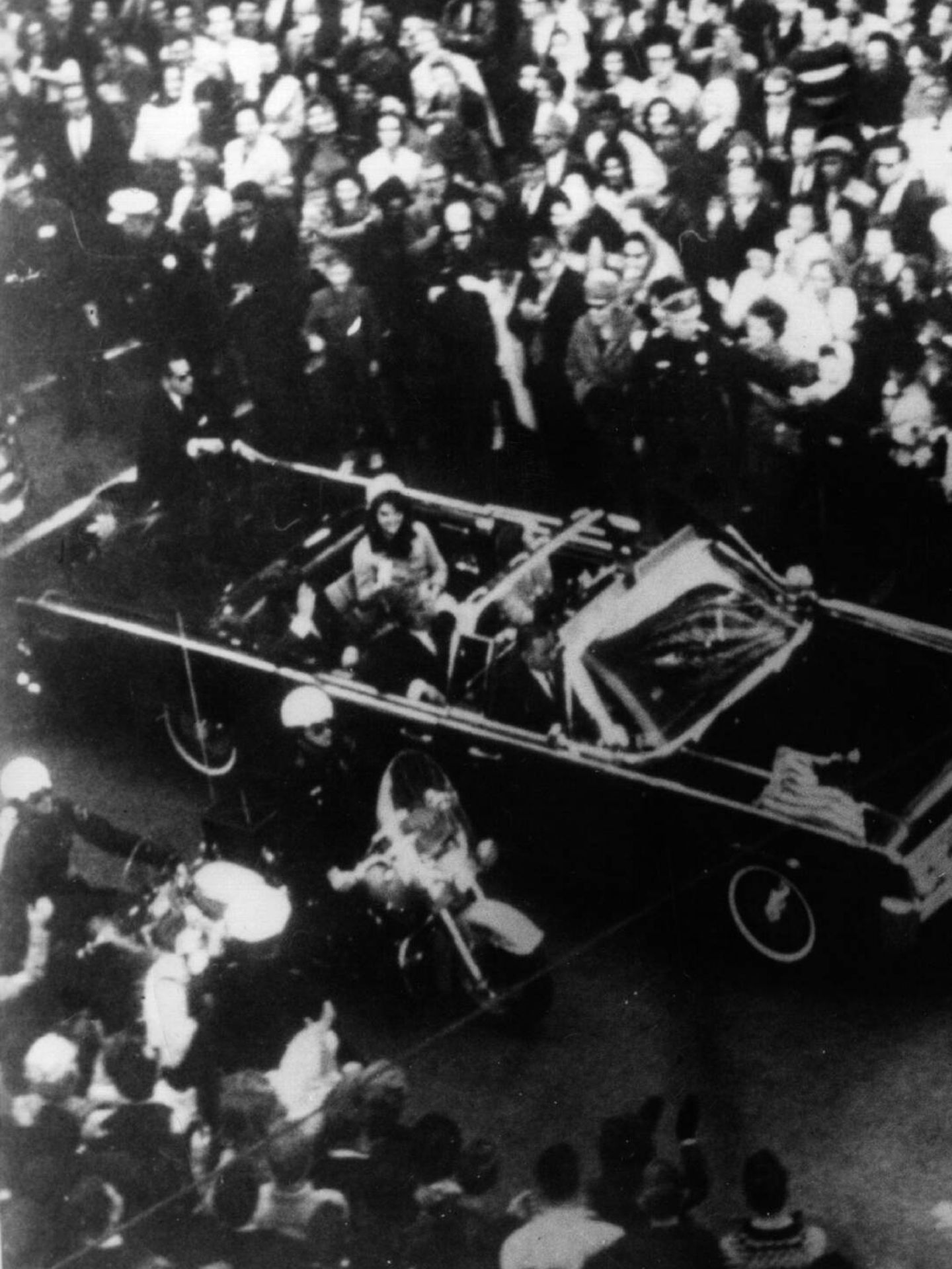 John F. Kennedy y su esposa, en el descapotable. (Getty)