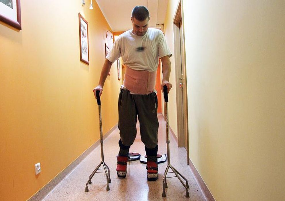 Foto: Un paciente realiza ejercicios de rehabilitación en el mismo centro polaco que trata a Darek Fidyka. (Hospital Akson)