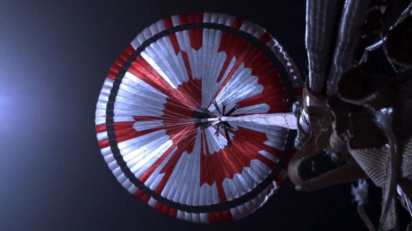 Foto: El paracaídas del Perseverance con el mensaje secreto. (Reuters)