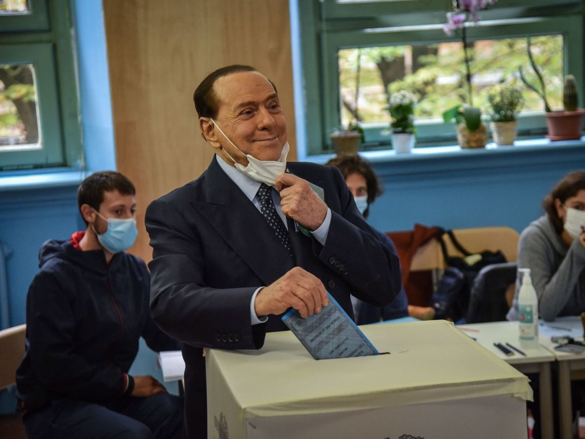 Foto: Silvio Berlusconi vota en las elecciones municipales en Italia. (EFE)