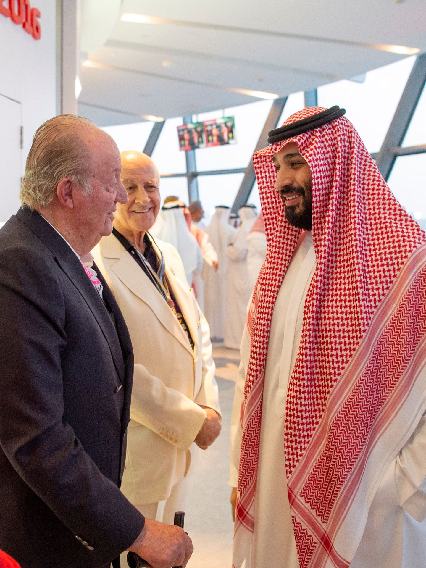 Don Juan Carlos, con el príncipe Mohammed bin Salman en Abu Dabi en 2018. (EFE)