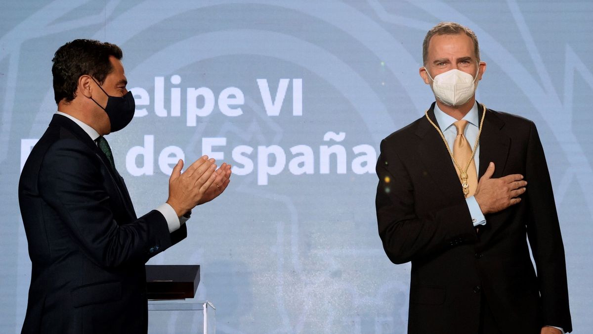 Juanma Moreno arropa al Rey en la entrega de la Medalla de Honor de Andalucía