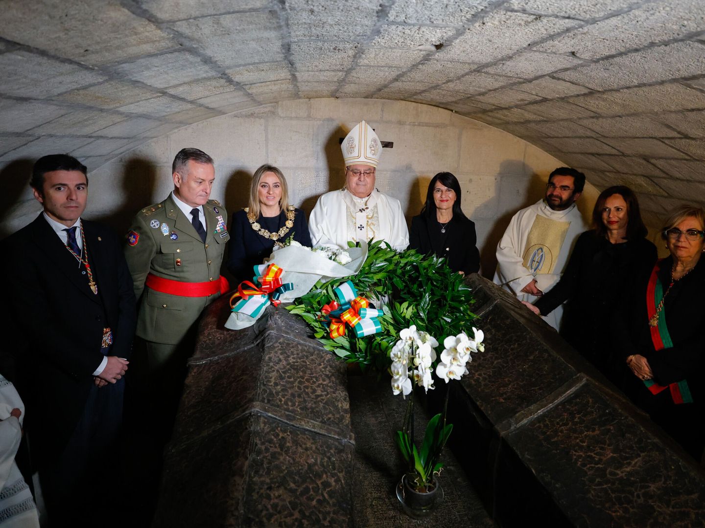 Ofrenda floral en la cripta de los Reyes Católicos durante la celebración de la Toma de Granada el pasado 2 de enero. (Europa Press/Álex Cámara)