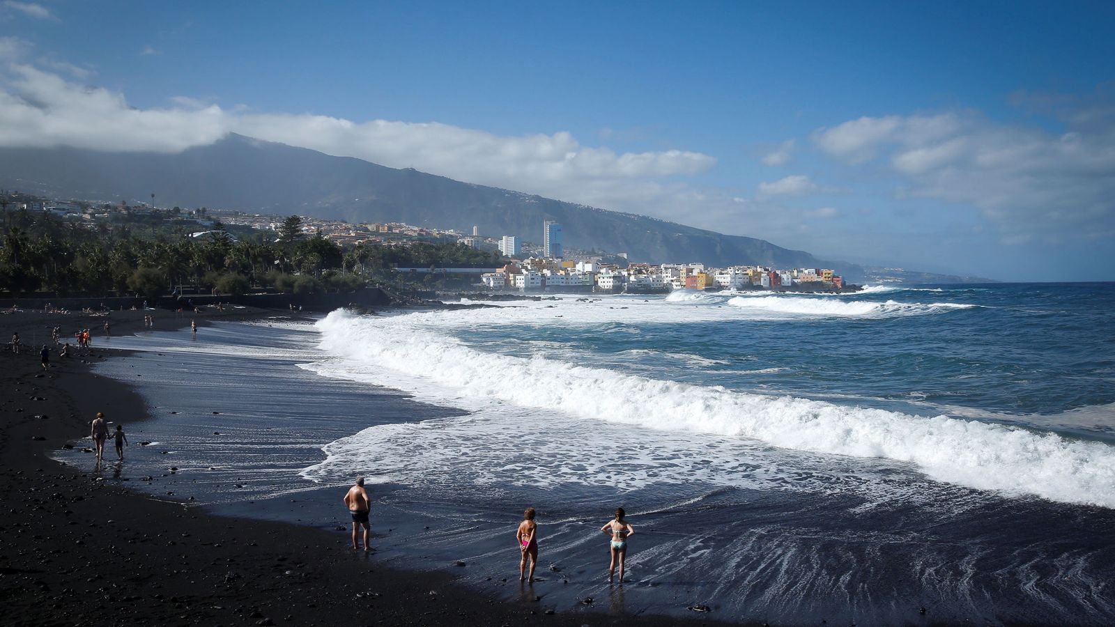 Foto: Playa de Puerto de la Cruz, en Tenerife. (EFE)
