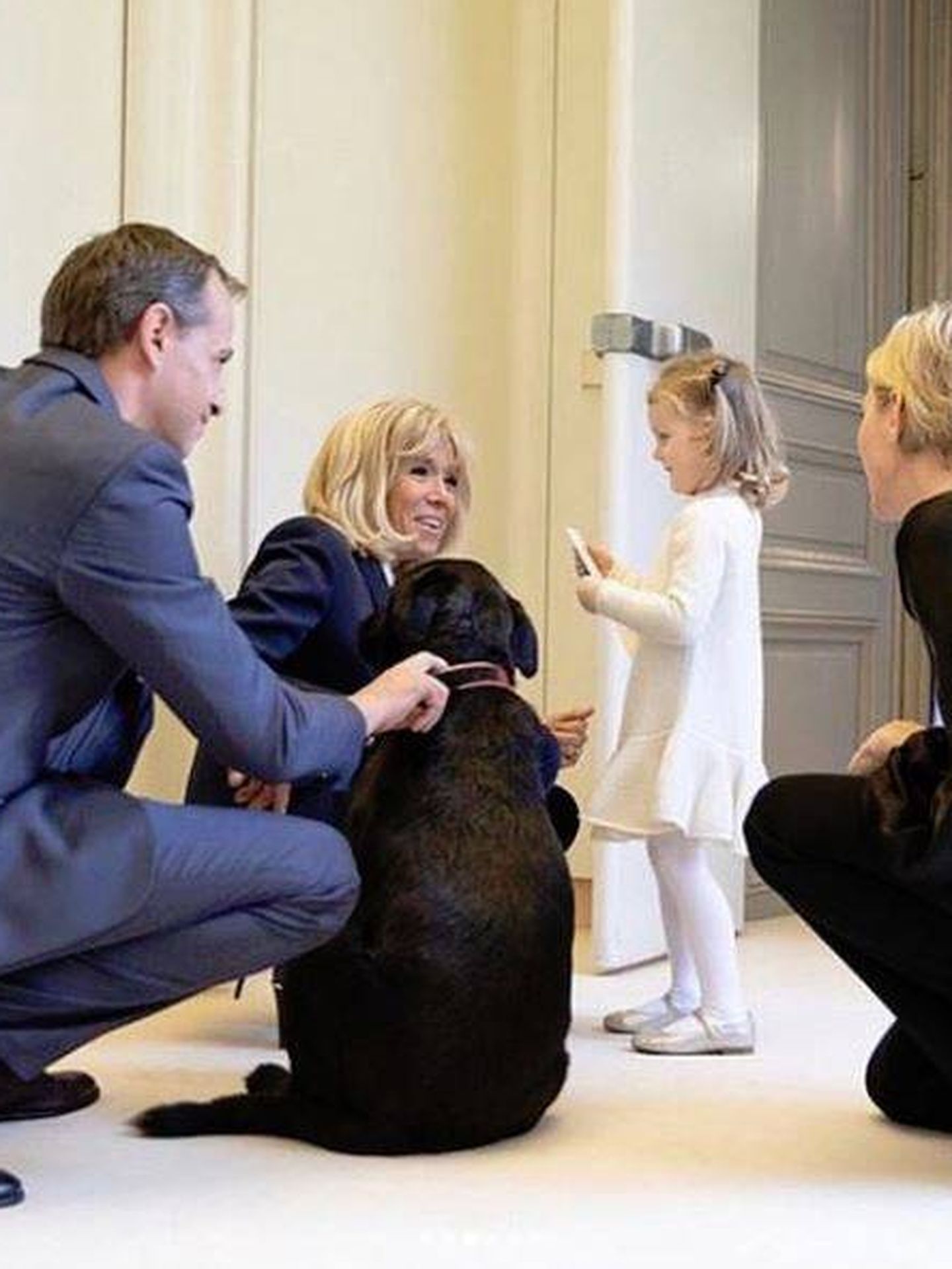 Gabriella con el perro de los Macron, Nemo. (Instagram Charlene de Mónaco)