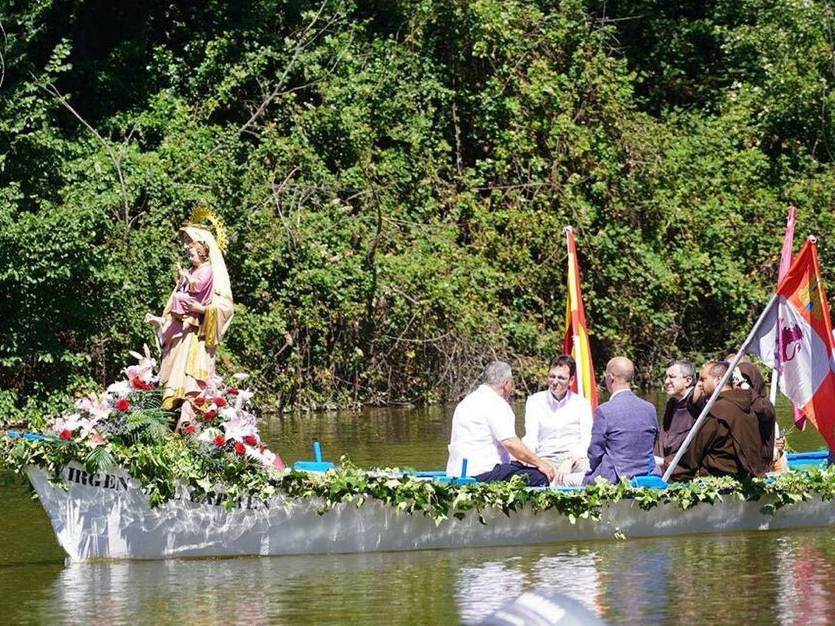 Foto: Una imagen de archivo de la procesión fluvial de la Virgen del Carmen. (X/@infoVLL)