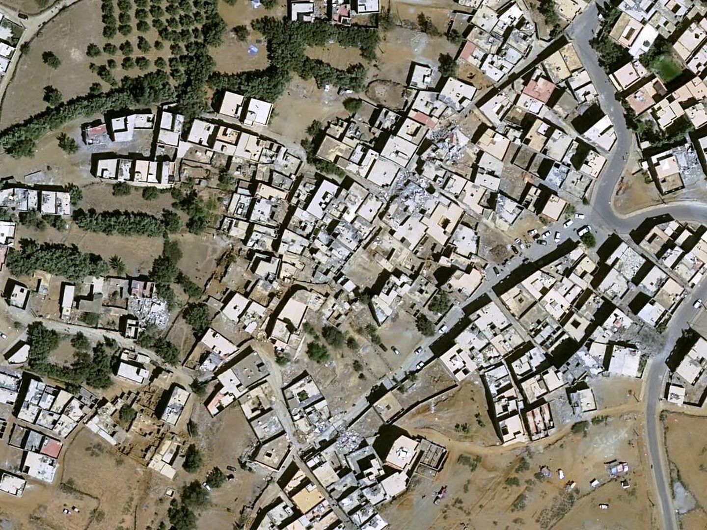 Los edificios del centro de Amizmiz son antiguos, y han sufrido grandes desperfectos por el terremoto (Pléiades Neo © Airbus DS, 2023)