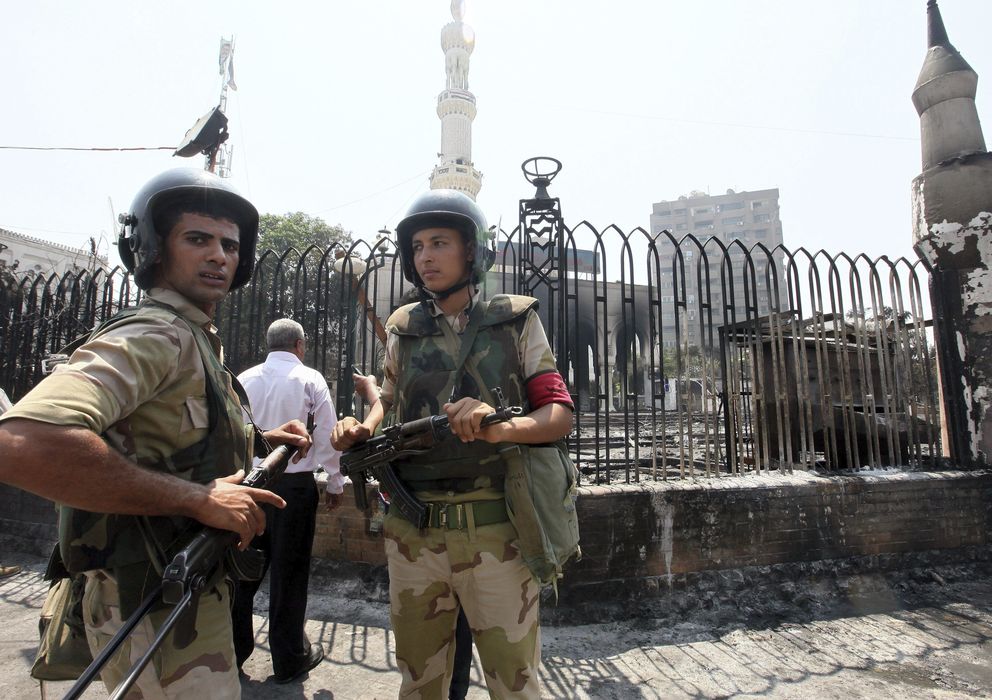 Foto: Miembros del ejército patrullan las inmediaciones de la mezquita de Al Imán, cercana a la plaza de Rabea al Adauiya. (EFE)