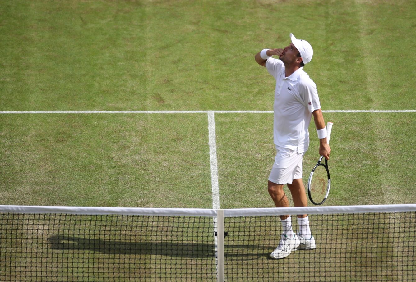 Bautista mira al cielo para dedicarle el pase a semis de Wimbledon a su madre. (EFE)