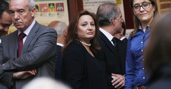 Foto: Marta Álvarez Guil (c), hija de Isidoro Álvarez, durante su funeral en Madrid. (Enrique Villarino)