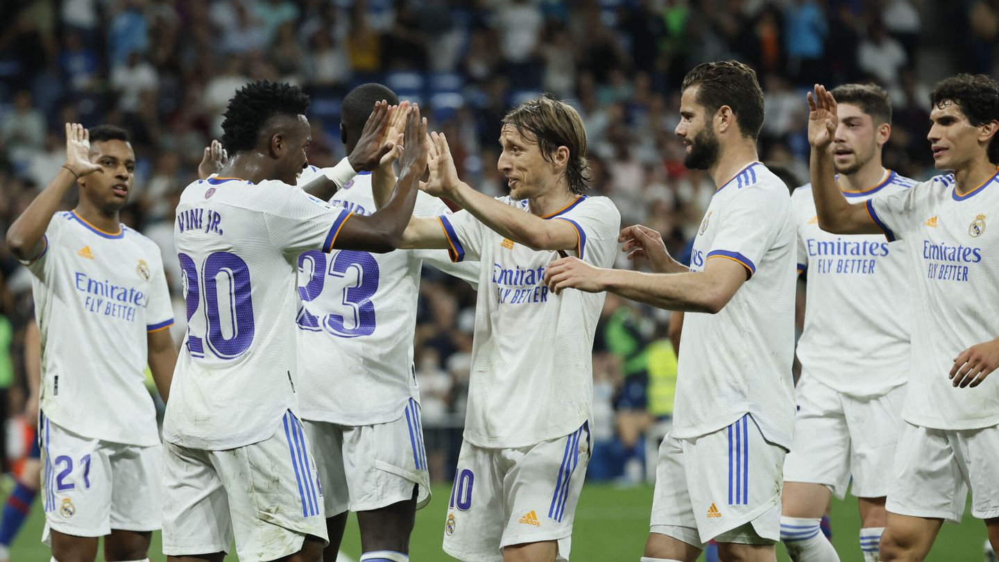 Los jugadores del Real Madrid celebran el gol de Vinicius