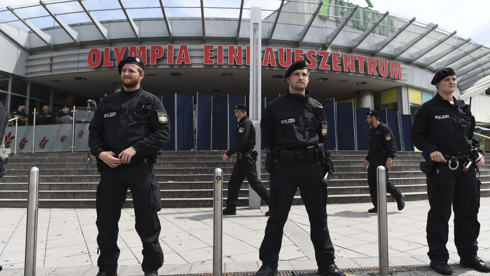 Foto: Policías alemanes custodian el centro comercial Olympia donde se produjo el atentado el pasado viernes (EFE)