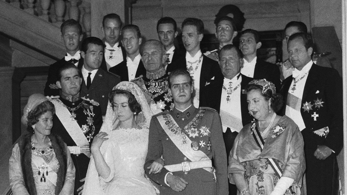Quién es quién en la escalera de Atenas: la mítica foto de la boda de Juan Carlos y Sofía
