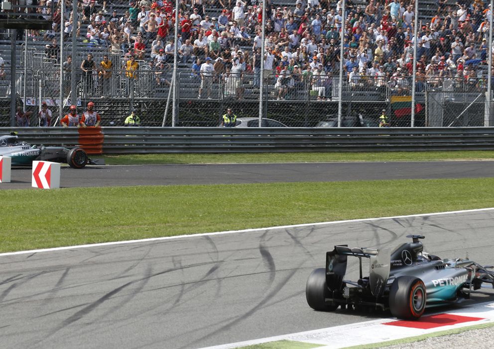 Foto: Hamilton adelanta a Rosberg aprovechando el fallo del piloto alemán. (AP)