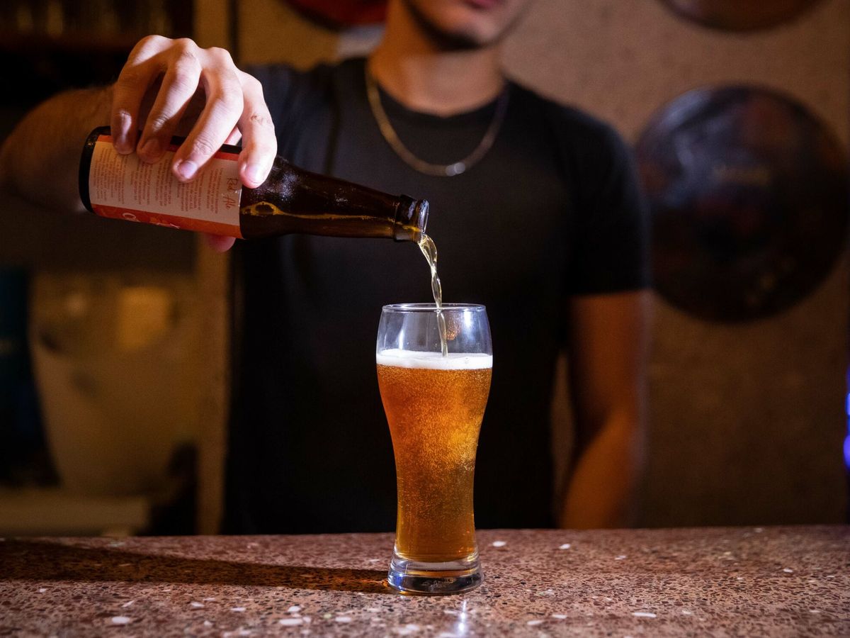 Foto: Un hombre sirve una cerveza artesanal, el 28 abril de 2023, en Caracas (Venezuela). (EFE/Rayner Peña R.)
