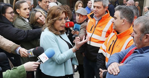Foto: La presidenta de la Junta de Andalucía, Susana Díaz, junto a un grupo de estibadores en Algeciras. (EFE)