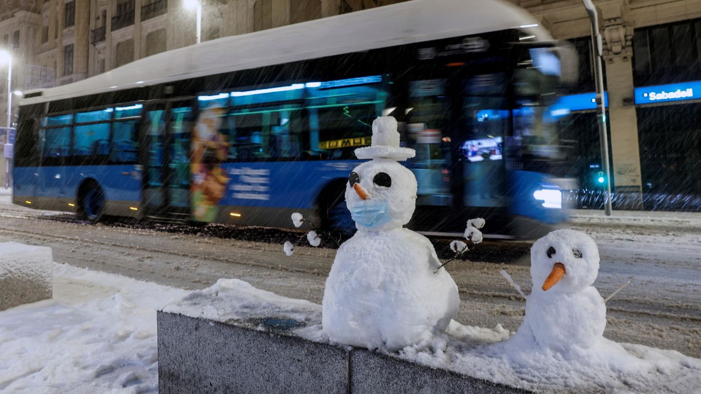 Dos muñecos de nieve, en la Gran Vía, en Madrid. (EFE)