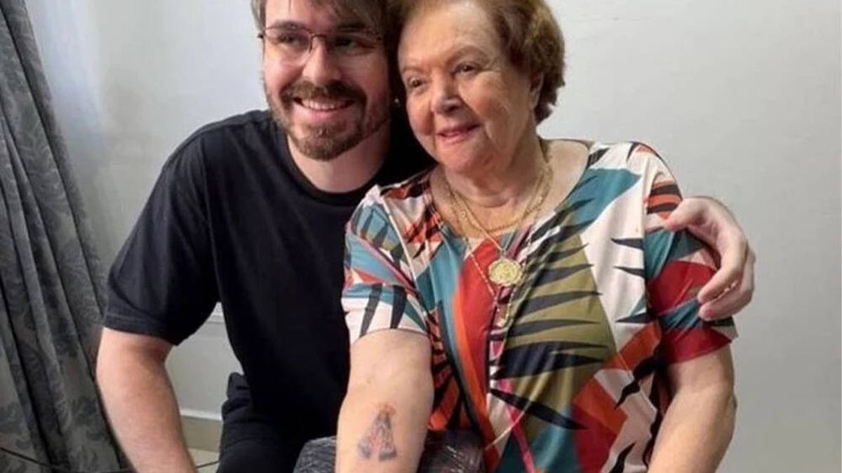 Una abuela de 91 años cumple la promesa que le hizo a su nieto y se hace un tatuaje