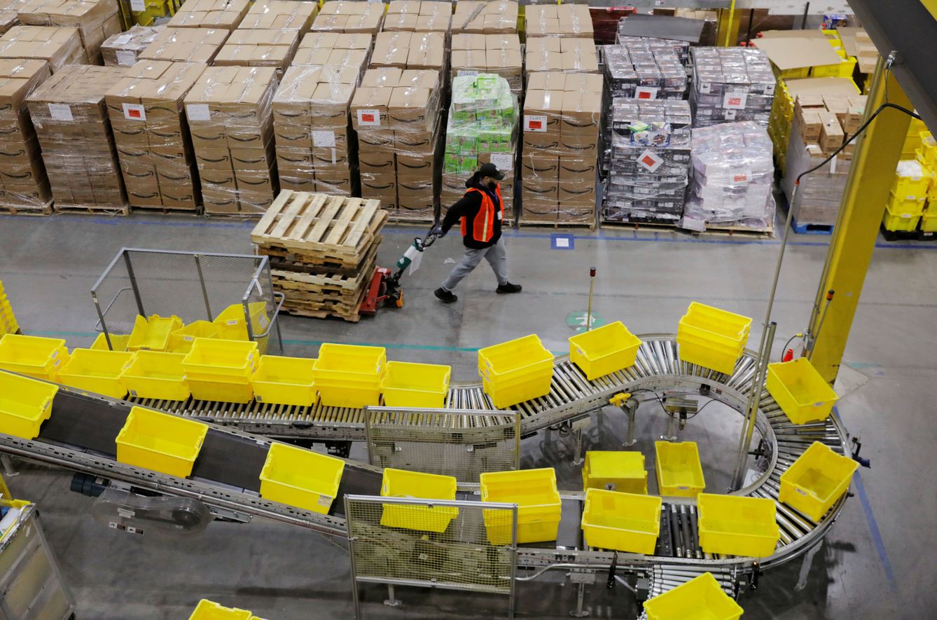 Trabajadores de Amazon en Robbinsville, New Jersey. (Reuters)