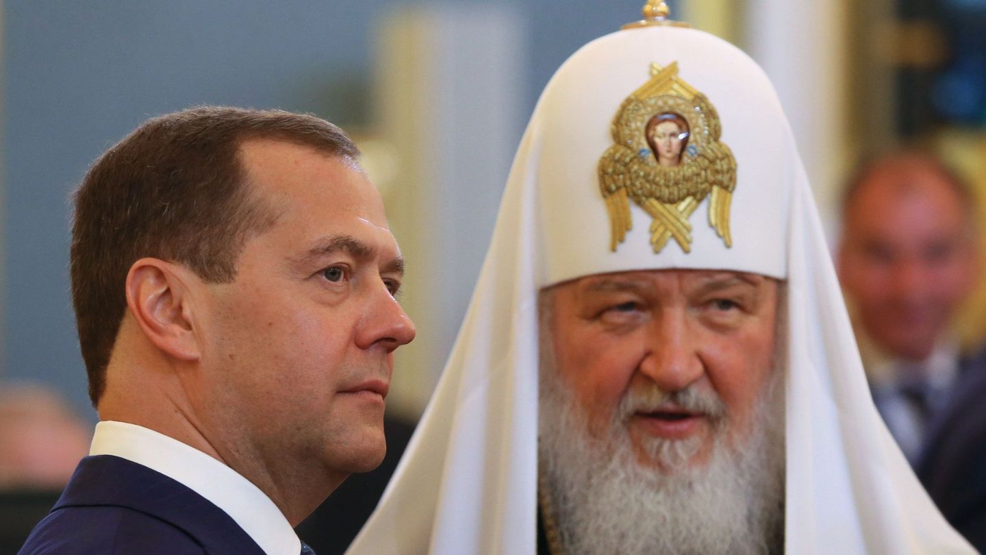 El primer ministro ruso Dmitri Medvédev (i), y el patriarca de la Iglesia ortodoxa rusa, Kiril. (EFE/Ekaterina Shtukina) 
