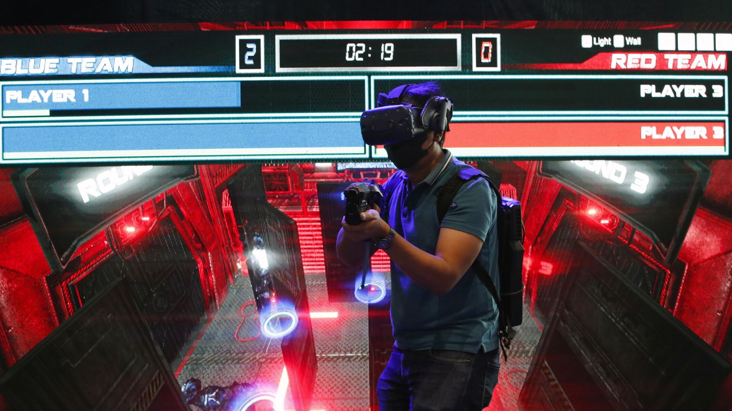 Un jugador con un visor y controles de realidad virtual. (Reuters)