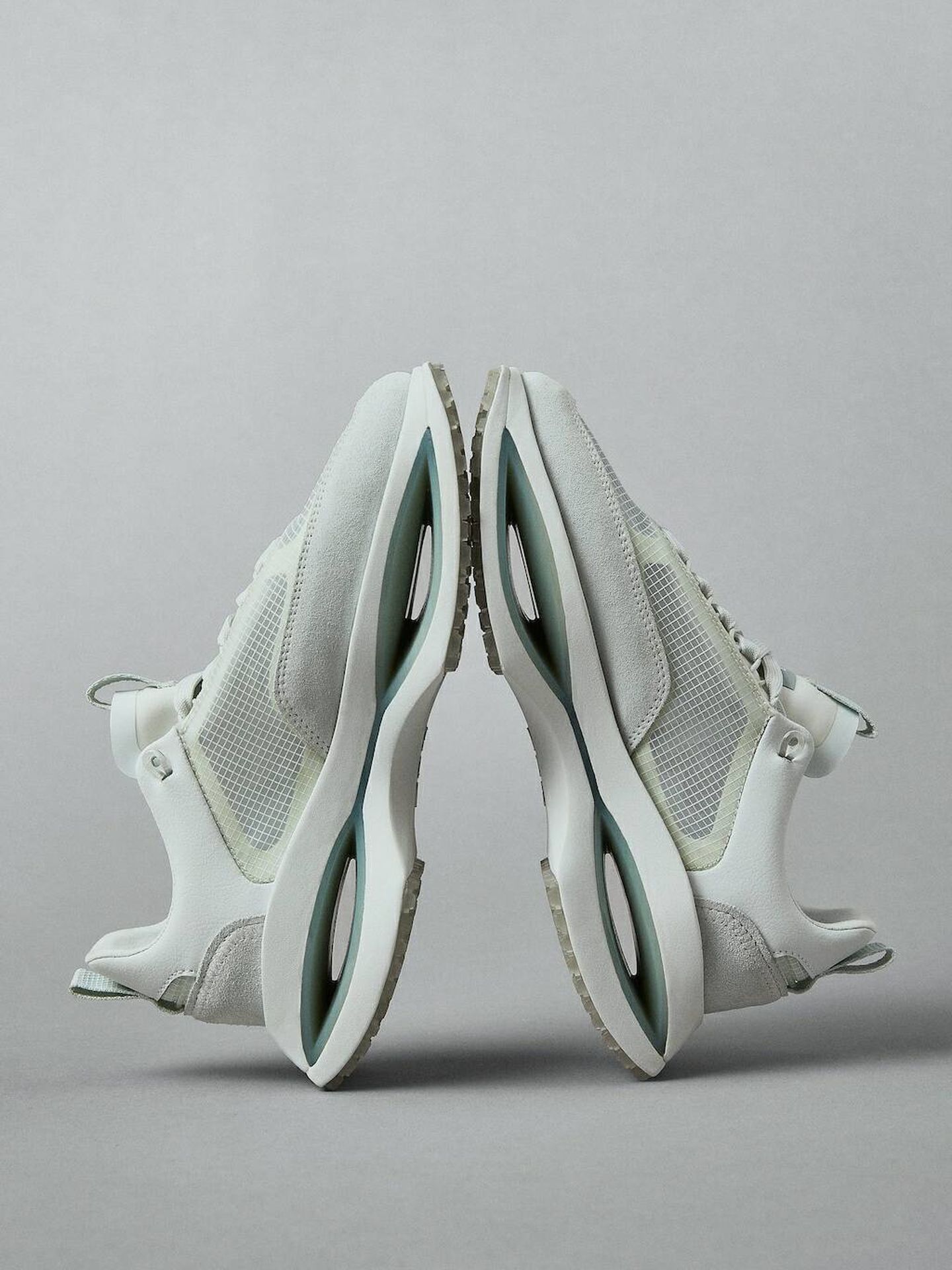 Zapatillas deportivas futuristas. (Mango/Cortesía)