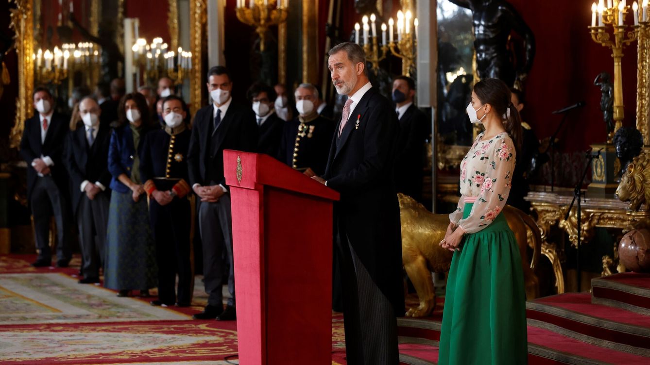 Foto: Felipe VI y la reina Letizia, durante la recepción real al cuerpo diplomático acreditado en España con Sánchez y Albares. (EFE/Juan Carlos Hidalgo)