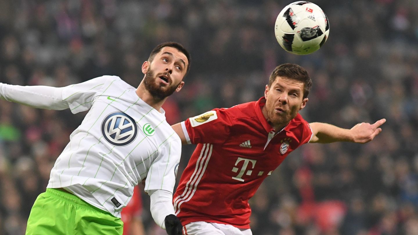 El jugador del Báyern Munich Xabi Alonso (d) cabecea ante Yunus Malli (i) del Wolfsburgo. (Reuters)