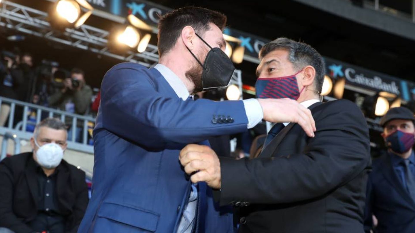 Leo Messi y Joan Laporta se saludan en el Camp Nou. (FC Barcelona)