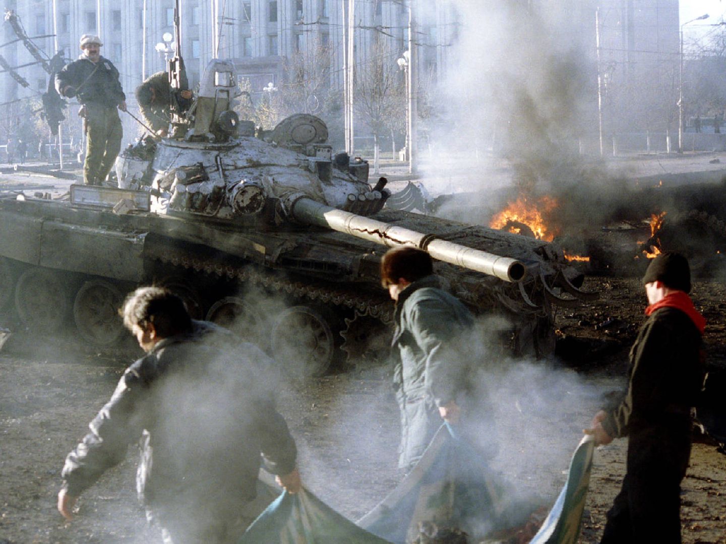 Fuerzas gubernamentales sacan el cadáver de un rebelde checheno de un tanque en llamas en Grozni, en noviembre de 1994. (Reuters)