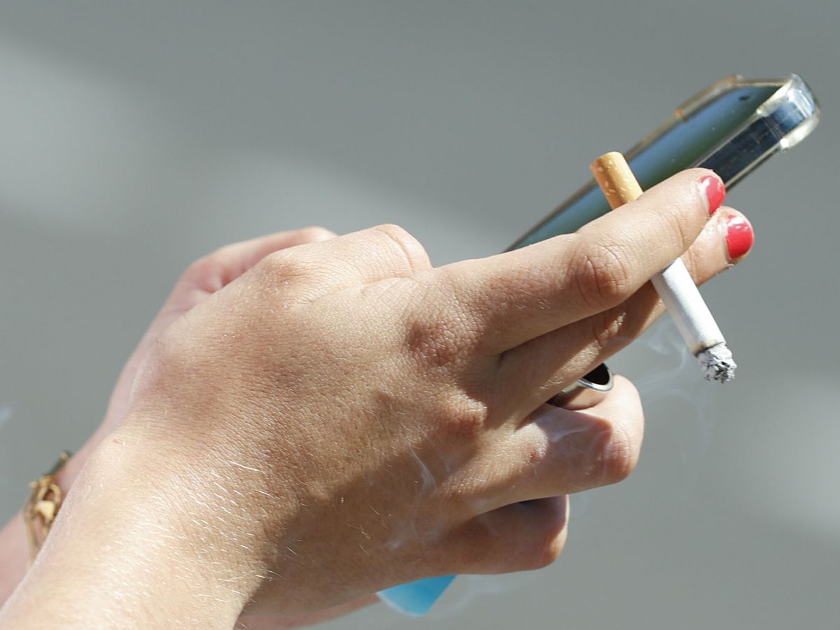 Foto: Una mujer fuma un cigarrillo en Madrid. (EFE/J.J.Guillén)