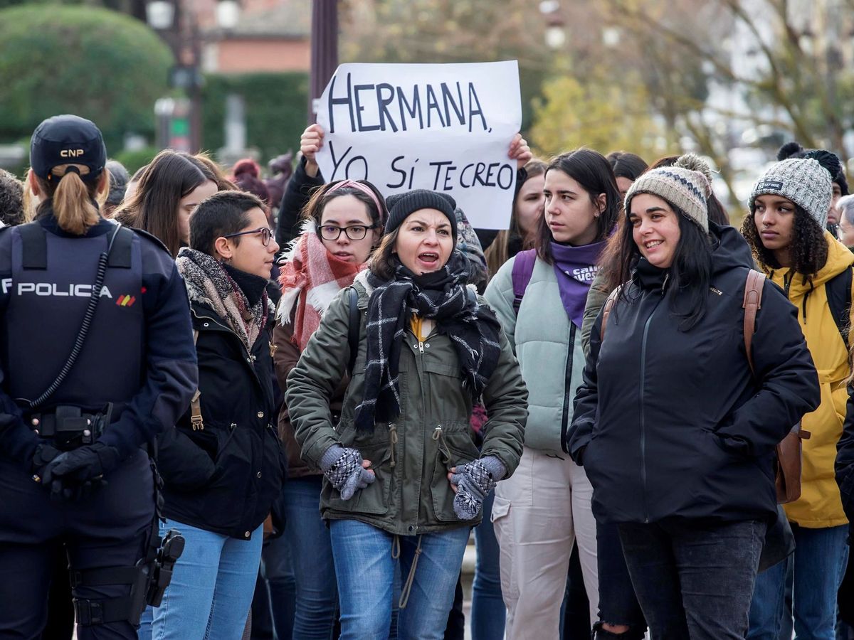 Foto: Manifestación en apoyo a la menor agredida en el caso de la Arandina. (EFE/Santi Otero)