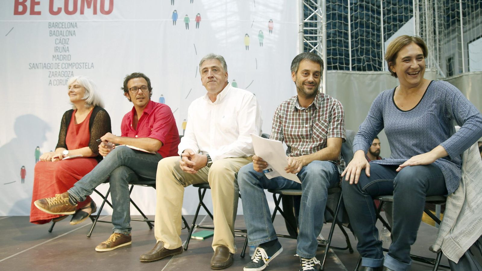 Foto: Los alcaldes Dolors Sabater (Badalona), José María González, 'Kichi' (Cádiz), Joseba Asiron (Pamplona), Xulio Ferreiro (A Coruña) y Ada Colau (Barcelona), en septiembre de 2015. (EFE)