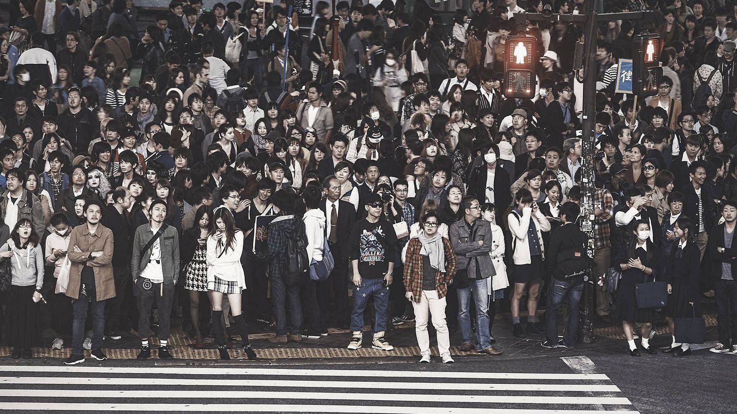 Una multitud aguarda en un semáforo de Tokio. (iStock)
