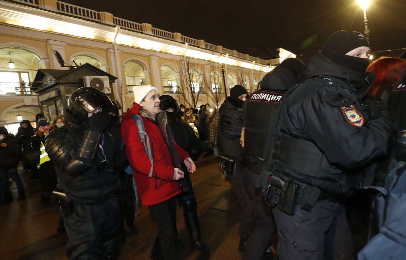 Detención de manifestantes contra la guerra en San Petesburgo. (EFE/Anatoly Maltsev)