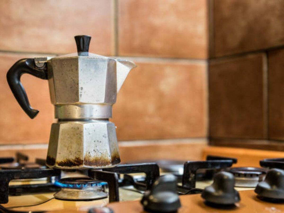Foto: ¿Cal y óxido en tu cafetera italiana? Este es el truco para eliminarlos y disfrutar de un café más delicioso (iStock)