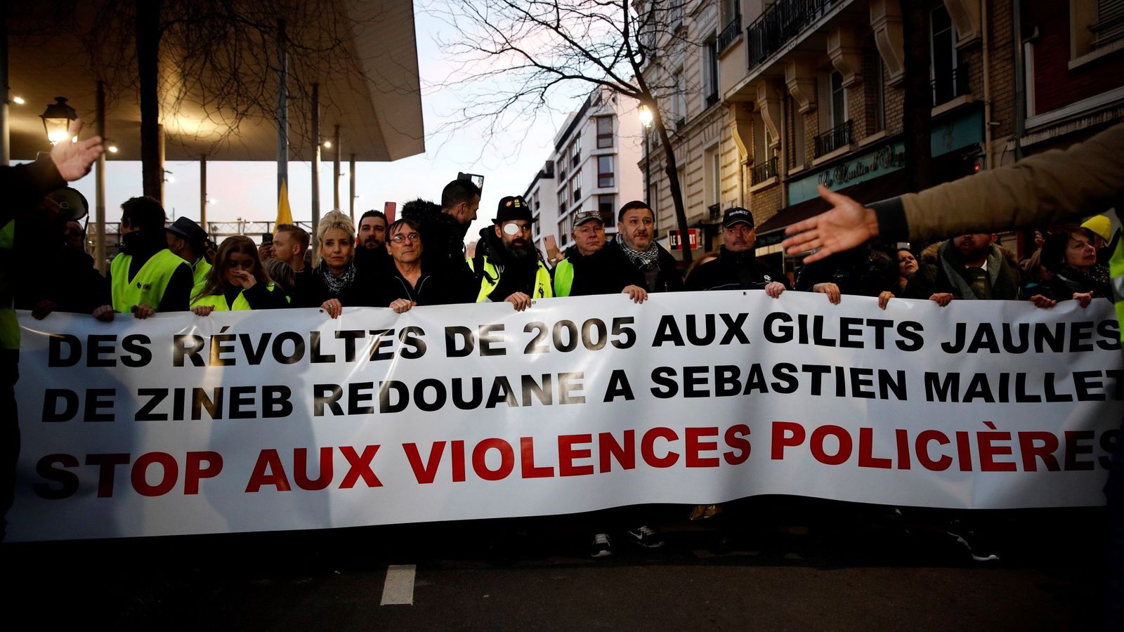 Foto: Los "Gilets Jaunes" (chalecos amarillos), protestan contra la violencia policial este miércoles en Argenteuil, al norte de París. (EFE)
