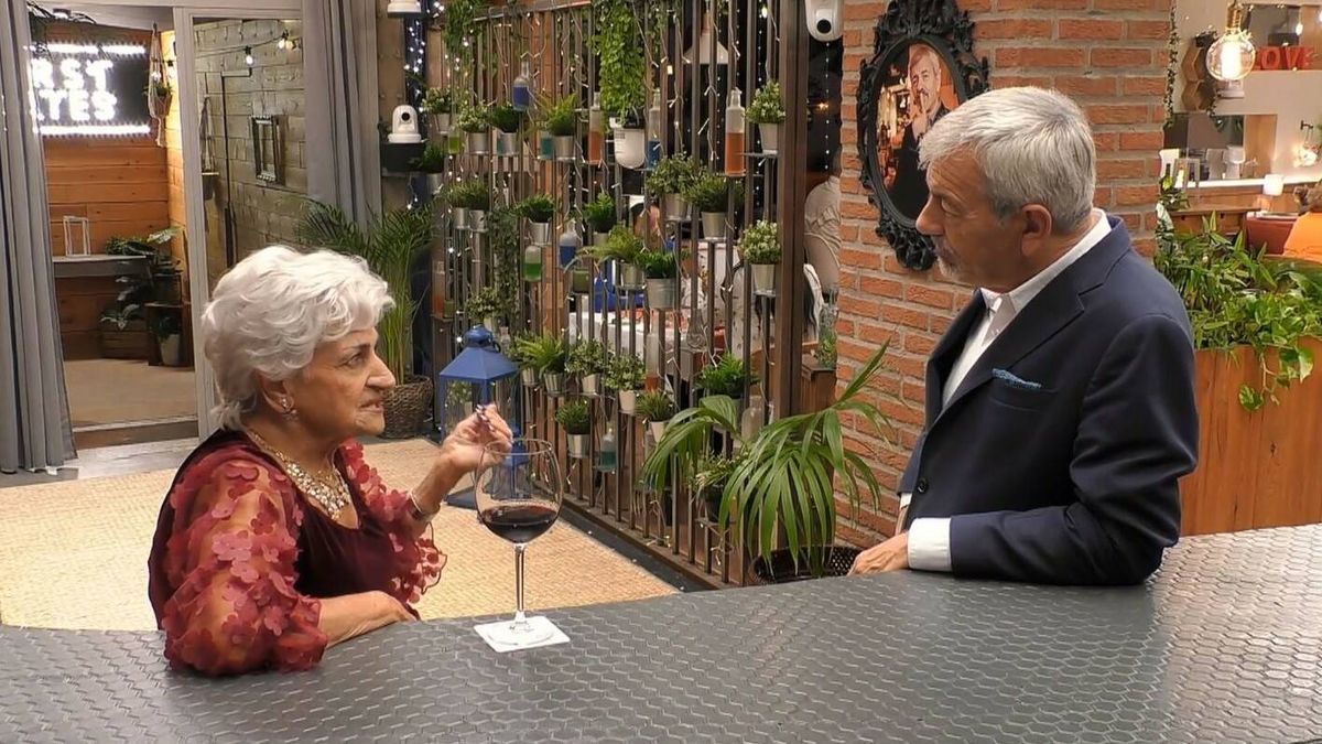 "No hay que hacer eso": Carlos Sobera alucina en 'First Dates' con la peligrosa afición de una soltera de 94 años