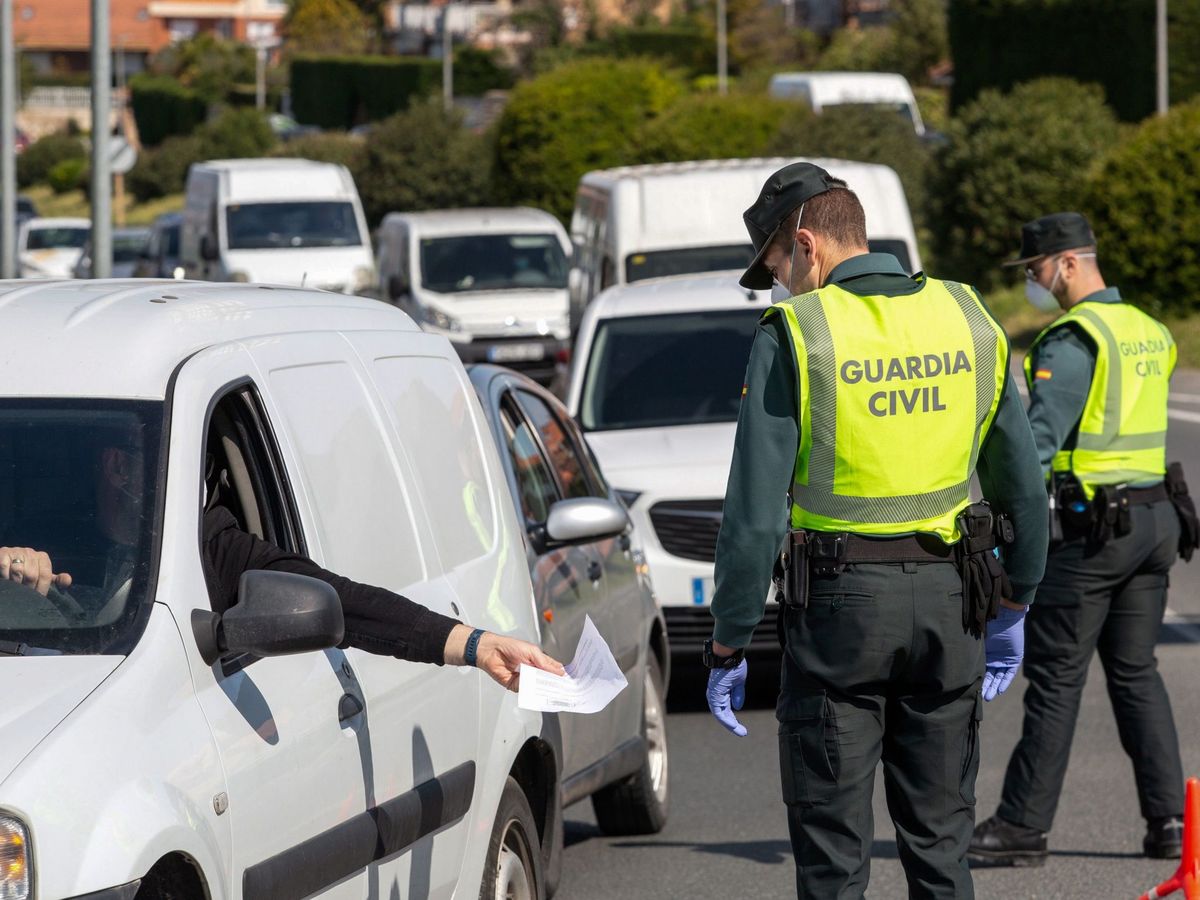 Foto: Agentes de la Guardia Civil en un control de tráfico en Logroño. (EFE)